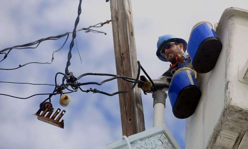 Imagen de un operario arreglando una incidencia eléctrica/TA.